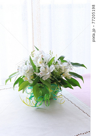 白い花のアレンジ 77205198