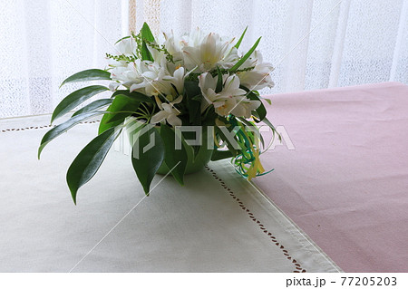 白い花のアレンジ 77205203