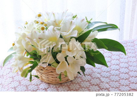 白い花のアレンジ 77205382