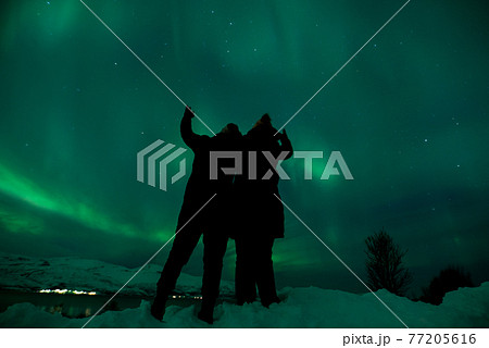 オーロラを見ながら未来を話す 77205616
