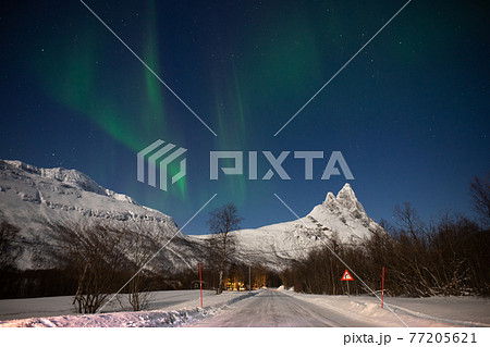 夜が深くなってきた、そろそろオーロラが強くなる 77205621
