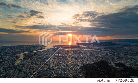 眉山山頂からの日の出【ドローン空撮】 77209029