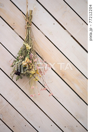 斜めの木壁に吊るされた花束 斜めの木壁に吊るされた花束 77212204