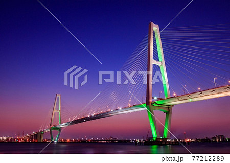 名古屋港 名港トリトン(名港中央大橋)のライトアップ 春バージョン 名古屋港 名港トリトン(名港中央大橋)のライトアップ 春バージョン 77212289