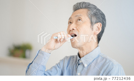 歯磨きをするシニア男性 77212436