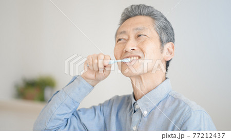 歯磨きをするシニア男性 77212437
