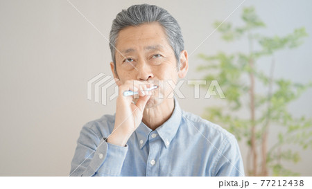 歯磨きをするシニア男性 77212438