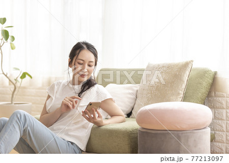 スマホを持つ女性 スマホを持つ女性 77213097
