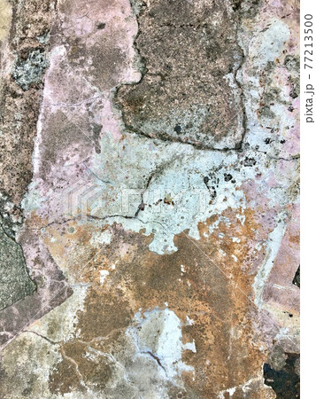 まるでコンテンポラリーアートのような劣化した建物のコンクリートの壁の一部 77213500