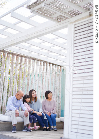 家族でレジャーに出かける幸せな家族 77214098