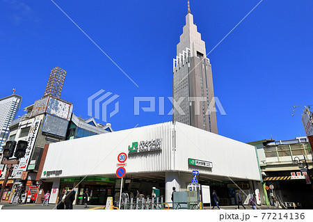 東京　渋谷の都市風景　代々木駅 77214136