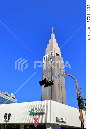 東京　渋谷の都市風景　代々木駅 77214137
