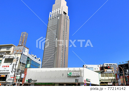 東京　渋谷の都市風景　代々木駅 77214142