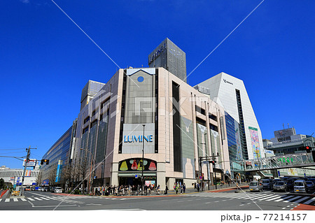東京 新宿の都市風景 西新宿一丁目交差点 東京 新宿の都市風景 西新宿一丁目交差点 77214157