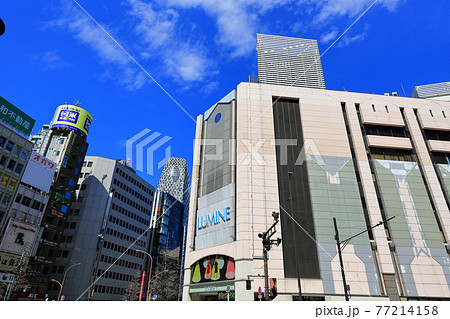 東京　新宿の都市風景　西新宿一丁目交差点 77214158