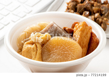 使い捨てプラ容器に入れられた おでん テイクアウト テレワーク飯等イメージ の写真素材