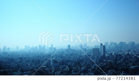 東京の霧に包まれたビル群を見下ろす。下界の喧噪が嘘のような静寂で、人の経済活動から離れてしまった感覚 東京の霧に包まれたビル群を見下ろす。下界の喧噪が嘘のような静寂で、人の経済活動から離れてしまった感覚 77214381