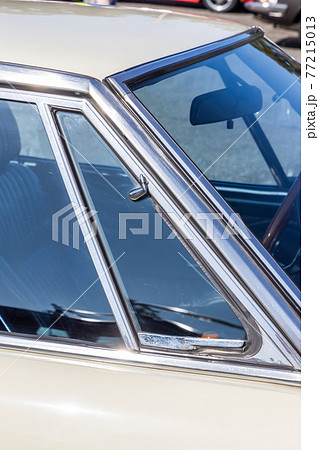 三角窓 Unusual Triangular Window Of A Classic Car の写真素材