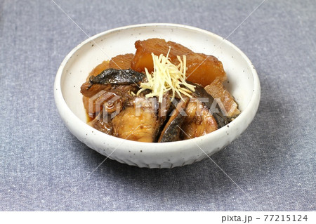 ブリ大根、ぶりのアラとダイコンの煮物 77215124