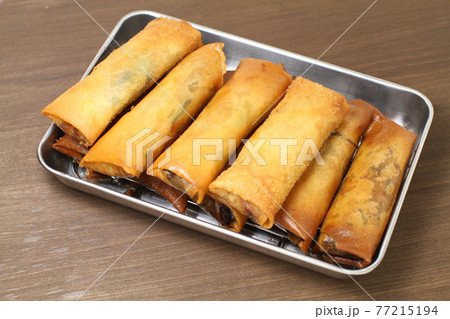 春巻、手作り揚げたてのパリパリな春巻き 77215194