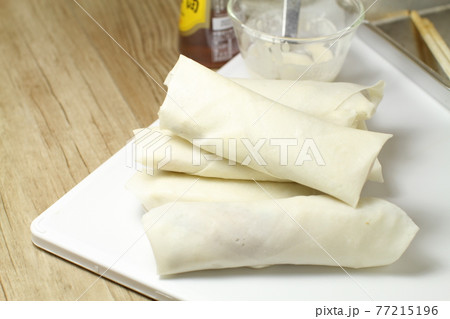 春巻の調理シーン 77215196