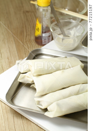 春巻の調理シーン 77215197