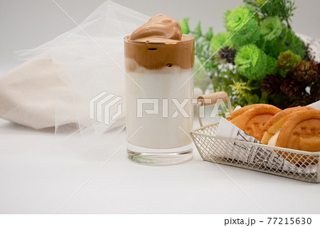 タルゴナコーヒーとワッフル タルゴナコーヒーとワッフル 77215630