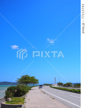沖縄 海中道路 青空と海の風景 沖縄 海中道路 青空と海の風景 77215742