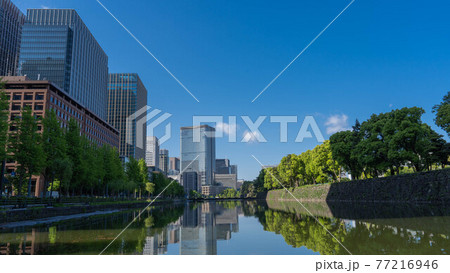 東京丸の内・皇居外苑のオフィス街とお堀 77216946