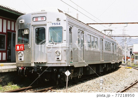 駅に停車する上田電鉄別所線の7200系 駅に停車する上田電鉄別所線の7200系 77218950