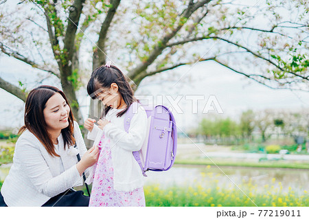 小学生の女の子とお母さん 小学生の女の子とお母さん 77219011