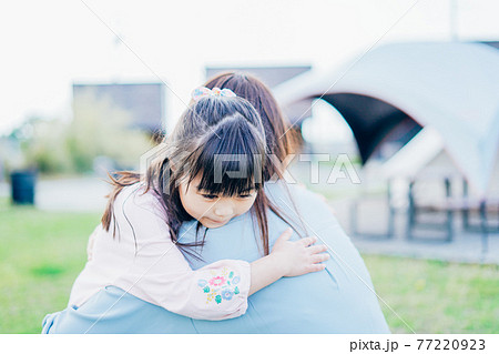 女の子を抱っこするお母さん 女の子を抱っこするお母さん 77220923