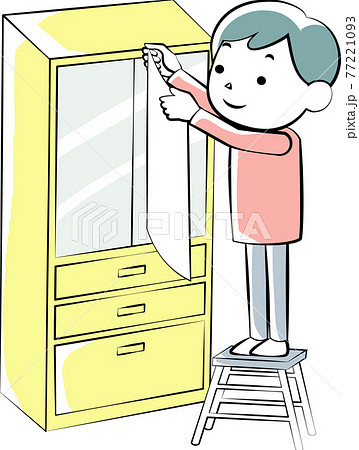 食器棚に飛散防止シートを付ける男性 77221093