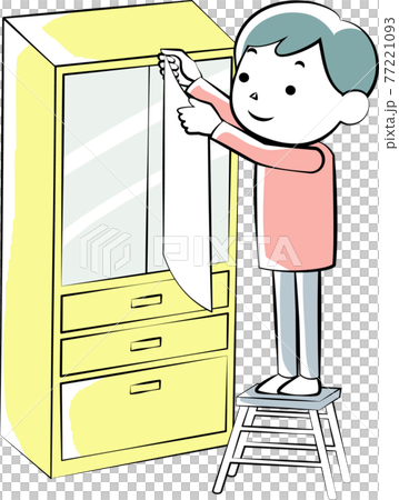 食器棚に飛散防止シートを付ける男性 77221093