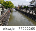 古き良き日本。白壁の町並み。日本の歴史的建造物。温泉街の土蔵と屋敷。 77222265