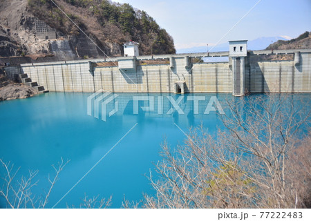 神秘的な色の昇竜湖の湖面 神秘的な色の昇竜湖の湖面 77222483
