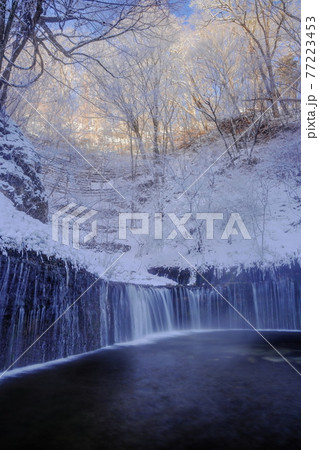 真冬の軽井沢白糸の滝 77223453