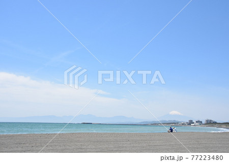 春霞の茅ヶ崎海岸でくつろぐシニアのカップル 77223480