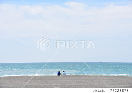 春霞の茅ヶ崎海岸でくつろぐシニアのカップル 77223873