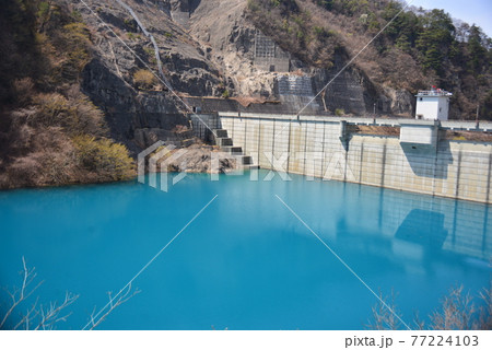 神秘的な色の昇竜湖の湖面 神秘的な色の昇竜湖の湖面 77224103
