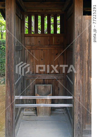 レトロな木製便器　外便所 77225291