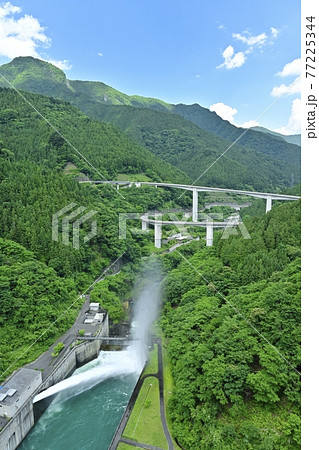 奥秩父滝沢ダムの放流と雷電廿六木橋 奥秩父滝沢ダムの放流と雷電廿六木橋 77225344