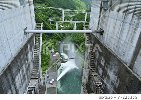 奥秩父滝沢ダ天端天端放流口と利水放流に雷電廿六木橋 奥秩父滝沢ダ天端天端放流口と利水放流に雷電廿六木橋 77225355