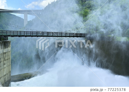 奥秩父滝沢ダムの放流の水煙と吊橋に雷電廿六木橋 奥秩父滝沢ダムの放流の水煙と吊橋に雷電廿六木橋 77225378