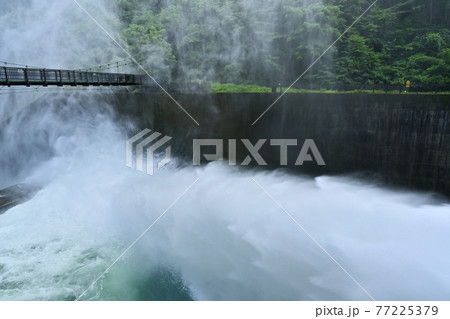 奥秩父滝沢ダムの放流の水煙に吊橋 奥秩父滝沢ダムの放流の水煙に吊橋 77225379