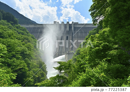奥秩父滝沢ダムに放流の水煙 奥秩父滝沢ダムに放流の水煙 77225387