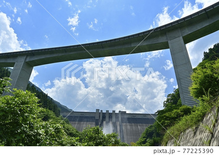 奥秩父滝沢ダムと雷電廿六木橋 77225390