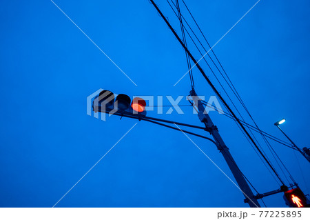 夜の赤信号 77225895