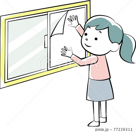 窓に飛散防止シートを付ける女性 77226311