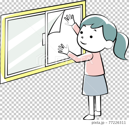 窓に飛散防止シートを付ける女性 77226311